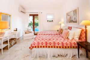 Ένα ή περισσότερα κρεβάτια σε δωμάτιο στο Charming Vale Do Lobo Retreat 3 Bedrooms Private Pool & Close To Amenities Algarve +19 φωτογραφίες