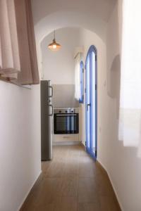 una cocina con refrigerador y estufa en Exoxiko Summer House, en Myrties