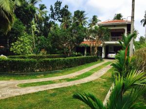 a house with a garden and a road at Villa Vista in Marawila