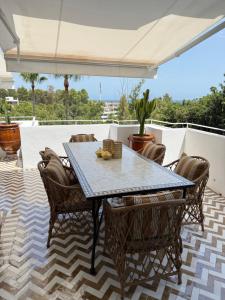 patio ze stołem i krzesłami w obiekcie Apartment Marbella - Puente Romano Area w Marbelli