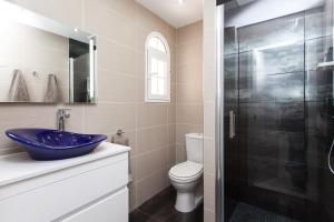 een badkamer met een wastafel, een toilet en een douche bij Suite Golf Caleta Abril in Caleta De Fuste +9 foto's