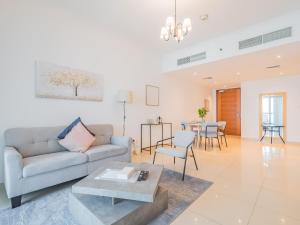 En sittgrupp på TRPS - Saba Tower 2, Jumeirah Lake Towers - 1BR Furnished Apartment - Close to Metro