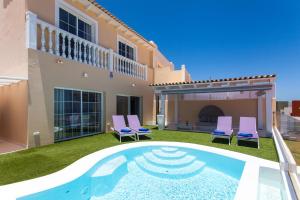 een villa met zwembad en huis bij Suite Golf Caleta Abril in Caleta De Fuste