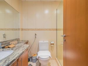 Ett badrum på TRPS - Saba Tower 2, Jumeirah Lake Towers - 1BR Furnished Apartment - Close to Metro