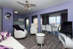 een woonkamer met een bank en een eetkamer bij Suite Golf Caleta Abril in Caleta De Fuste