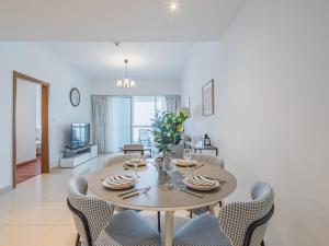En tv och/eller ett underhållningssystem på TRPS - Saba Tower 2, Jumeirah Lake Towers - 1BR Furnished Apartment - Close to Metro +17 foton