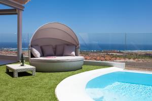 una cama en el techo de una casa con piscina en Suite Golf Caleta Abril, en Caleta de Fuste