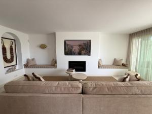 salon z kanapą i kominkiem w obiekcie Apartment Marbella - Puente Romano Area w Marbelli