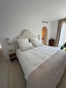 Łóżko lub łóżka w pokoju w obiekcie Apartment Marbella - Puente Romano Area
