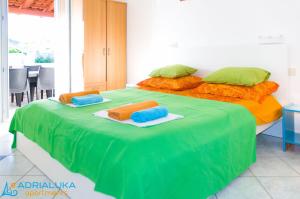 2 camas con toallas encima en una habitación en Apartments Adrialuka, en Dubrava