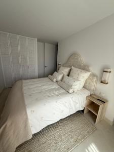 sypialnia z dużym łóżkiem z białymi prześcieradłami i poduszkami w obiekcie Apartment Marbella - Puente Romano Area w Marbelli +33 zdjęcia