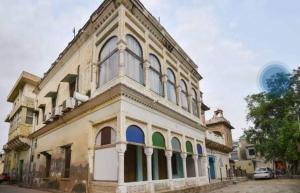 an old building on the side of a street at Hotel Singhasan haveli in Mandāwa
