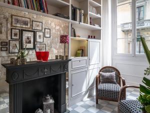 uma sala de estar com lareira e uma cadeira em Alfieri9 em Florença