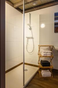 アッカースロートにあるBed&Bbq Longhornranchの浴室のガラス扉付きシャワー