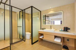 Bilik mandi di Vyluk Hotel Xiangshan Wanda Plaza +37 gambar