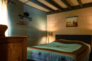 アッカースロートにあるBed&Bbq Longhornranchの部屋にベッドがある寝室