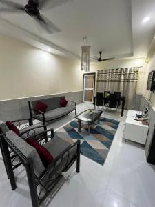 una sala de estar con un sofá y una mesa en Sorted Stays, en Calangute