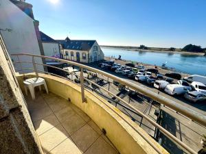 una vista de un aparcamiento con coches aparcados en Bel appartement de 105m2 VUE RIA d'ETEL, en Étel