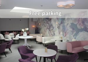エンゲルホルムにあるBest Western Valhall Park Hotellのテーブルと紫色の椅子と壁画のあるレストラン