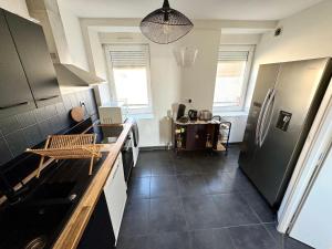 una cocina con fregadero y refrigerador en Bel appartement de 105m2 VUE RIA d'ETEL, en Étel 22 fotos más