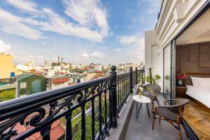 Un balcón o terraza en H Hôtel L'Art Hanoi