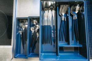 美瑛町にあるSkybow - Bieiのフォークとナイフが入った4つの青いプラスチック容器