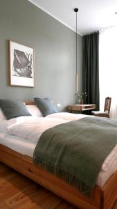 un dormitorio con una cama grande en una habitación en klein & fein Gästehaus, en Schwelm