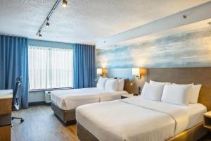 Postel nebo postele na pokoji v ubytování Quality Inn & Suites