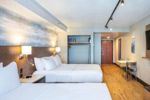 Postel nebo postele na pokoji v ubytování Quality Inn & Suites