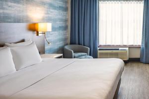 Postel nebo postele na pokoji v ubytování Quality Inn & Suites