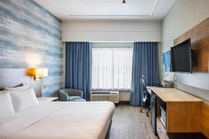 Postel nebo postele na pokoji v ubytování Quality Inn & Suites