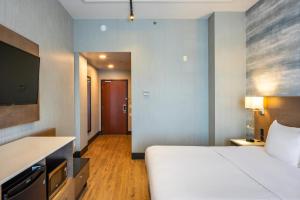 Postel nebo postele na pokoji v ubytování Quality Inn & Suites