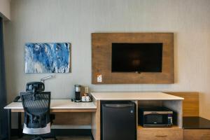 TV a/nebo společenská místnost v ubytování Quality Inn & Suites