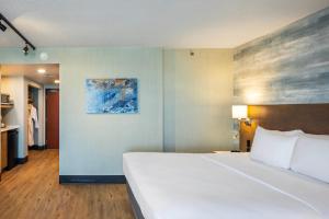 Postel nebo postele na pokoji v ubytování Quality Inn & Suites