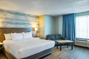 Postel nebo postele na pokoji v ubytování Quality Inn & Suites