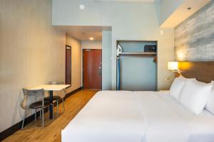 Postel nebo postele na pokoji v ubytování Quality Inn & Suites