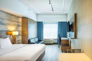 Postel nebo postele na pokoji v ubytování Quality Inn & Suites