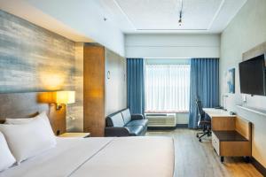 Postel nebo postele na pokoji v ubytování Quality Inn & Suites