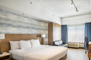 Postel nebo postele na pokoji v ubytování Quality Inn & Suites