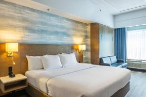 Postel nebo postele na pokoji v ubytování Quality Inn & Suites
