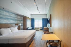 Postel nebo postele na pokoji v ubytování Quality Inn & Suites