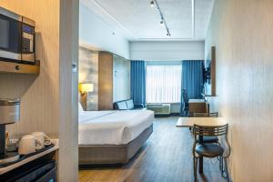 Postel nebo postele na pokoji v ubytování Quality Inn & Suites