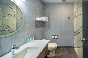 Koupelna v ubytování Quality Inn & Suites