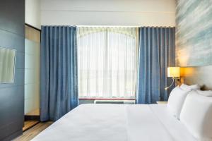 Postel nebo postele na pokoji v ubytování Quality Inn & Suites