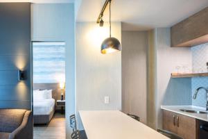 Postel nebo postele na pokoji v ubytování Quality Inn & Suites