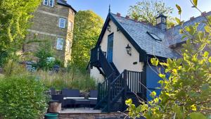 una piccola casa con un edificio blu e bianco di Ashleigh Buxton a Buxton Altre 9 foto