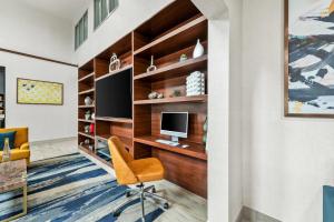 TV a/nebo společenská místnost v ubytování Comfort Suites Longview North