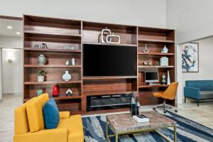 TV a/nebo společenská místnost v ubytování Comfort Suites Longview North