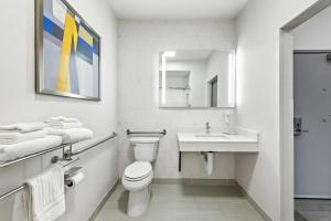 Koupelna v ubytování Comfort Suites Longview North