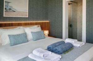 una camera da letto con un letto con asciugamani sopra di Magnificent Protaras Villa Villa Chelsea 3 Bedrooms Private Outdoor Pool a Protaras